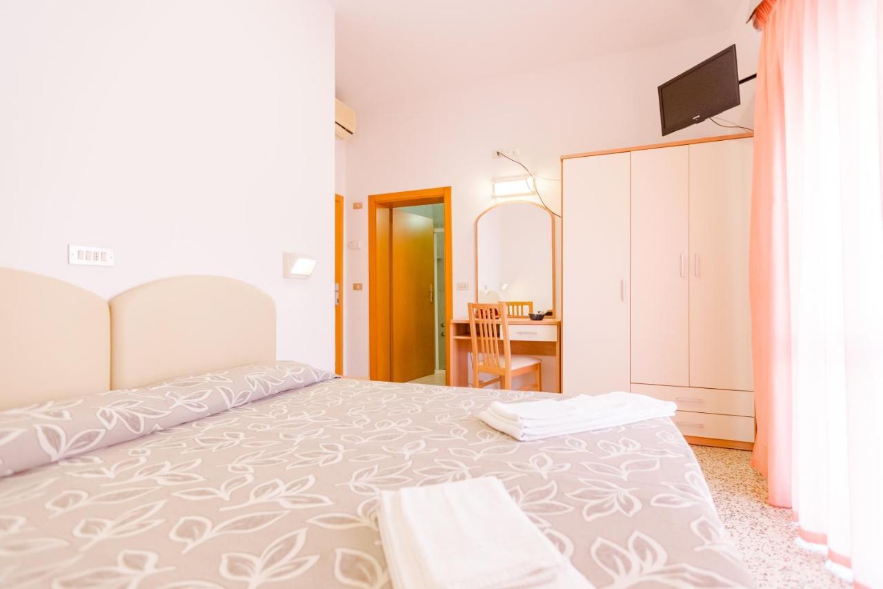 Hotel Bagli Ріміні Екстер'єр фото