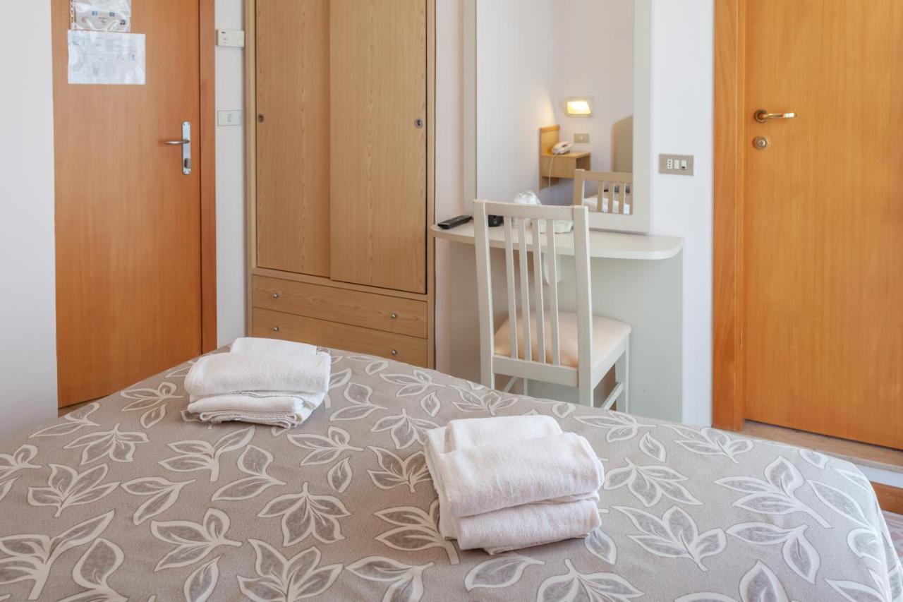 Hotel Bagli Ріміні Екстер'єр фото